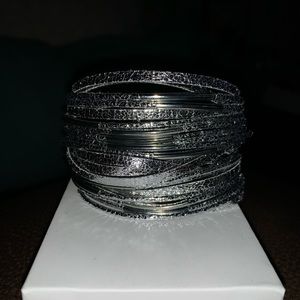 👀NWOT Silver wrap bracelet👀